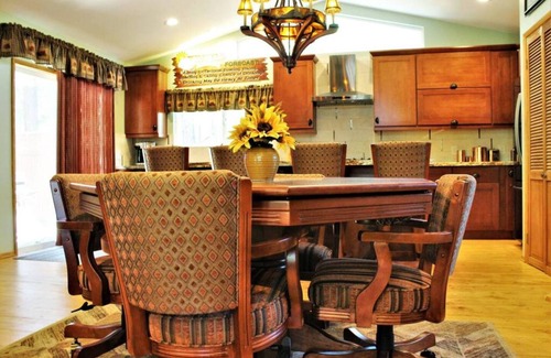 The Village Cabina | Village Hideaway with Fire Pit