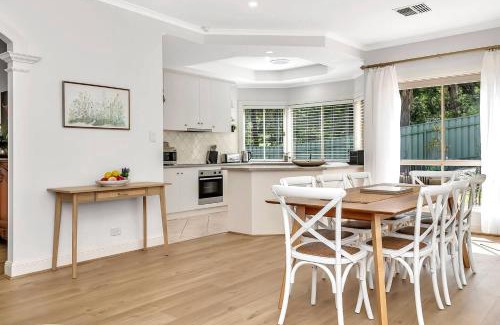 Aldgate Casa | Village House - A Stylish Stay in the Adelaide Hills