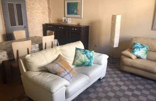 Le Donjon Casa | VILLAGE HOUSE