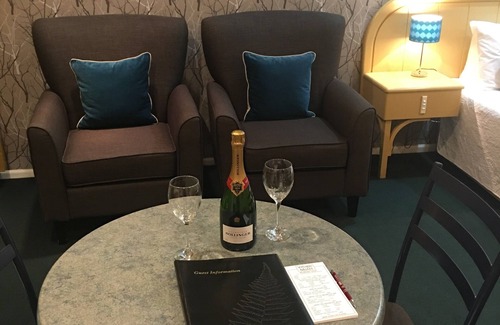 Anderson Park Hotel | Village Motel