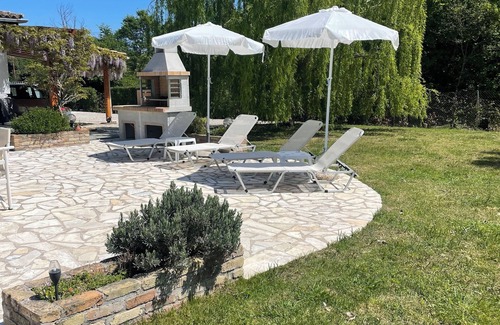 Ano Korakiana Villa | Village View 'es un muy bien construida villa de dos dormitorios para unas vacaciones relajantes