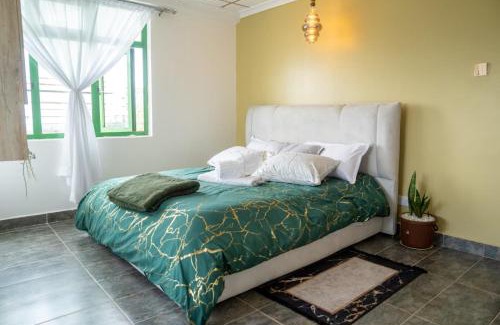 Eldoret Cama Y Desayuno | VillaromAfrica Staycations-Gold Suite