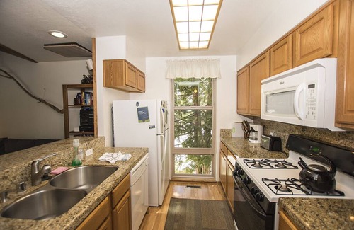 Lake Forest Condominio | 3br cómodo y acogedor, 2BA Condo con HOA Servicios, 1. 5 millas de la ciudad de Tahoe!