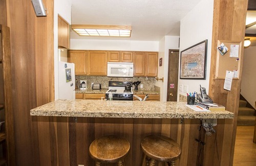 Lake Forest Condominio | 3br cómodo y acogedor, 2BA Condo con HOA Servicios, 1. 5 millas de la ciudad de Tahoe!