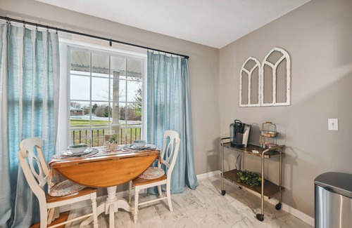 Vine Grove Cabaña | Vine Grove Home w/ Deck, 4 Mi to Saunders Springs!