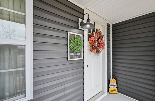 Vine Grove Cabaña | Vine Grove Home w/ Deck, 4 Mi to Saunders Springs!