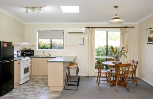 Pokolbin Cabina | Vineyard Cabin 6 - 1 bedroom with 1 x queen bed + sofa bed
