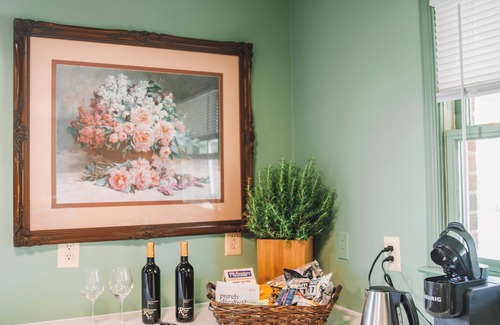 Huntly Casa | Vineyard Cottage w/ BBQ & Scenic Views