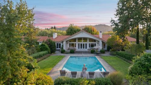 Kenwood Casa | Vineyard Estate w Pool Spa Bocce Ball Mins to Wineries Park Lawndale Road by AvantStay