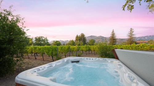 Kenwood Casa | Vineyard Estate w Pool Spa Bocce Ball Mins to Wineries Park Lawndale Road by AvantStay