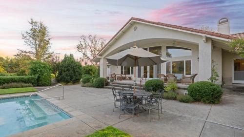 Kenwood Casa | Vineyard Estate w Pool Spa Bocce Ball Mins to Wineries Park Lawndale Road by AvantStay