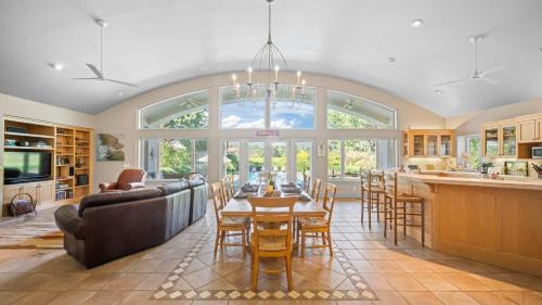 Kenwood Casa | Vineyard Estate w Pool Spa Bocce Ball Mins to Wineries Park Lawndale Road by AvantStay