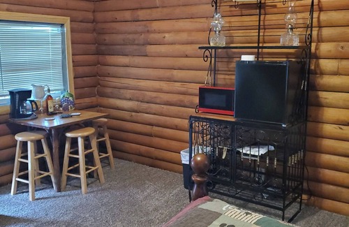 Murphy Cabina | Vineyard Mountain Cabin and Camper Rental. Inquire Club Membership.