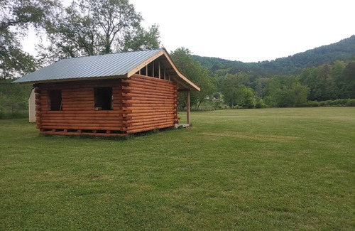 Murphy Cabina | Vineyard Mountain Cabin and Camper Rental. Inquire Club Membership.