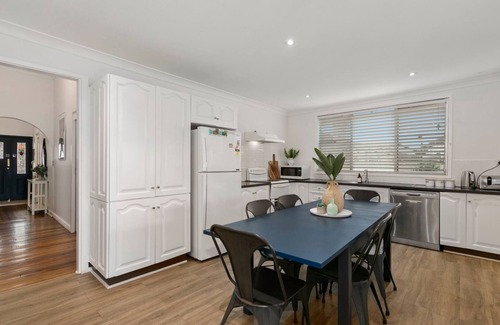Cessnock Casa | Vino Poolhouse – A Perfect Blend of Comfort and Style