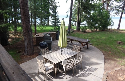 Chester Cabina | Vintage 4-bedroom cabin in Lake Almanor West with WiFi