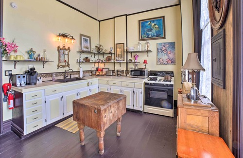 La Porte Apartamento | Vintage Apartment in Historic Downtown La Porte!