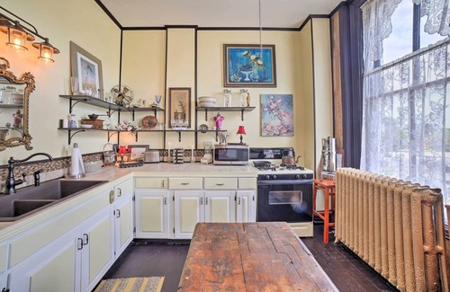 La Porte Apartamento | Vintage Apartment in Historic Downtown La Porte!