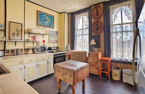 La Porte Apartamento | Vintage Apartment in Historic Downtown La Porte!