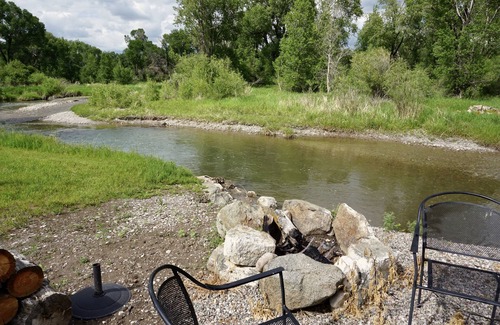 Augusta Cabina | Vintage Cabin Experience on Riverside Property