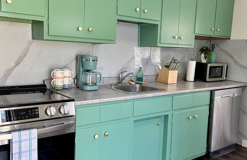 Innisfil Cabaña | Vintage Cozy Retreat - close to the beach!