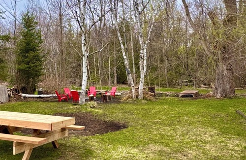 Innisfil Cabaña | Vintage Cozy Retreat - close to the beach!