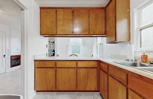 Orick Casa | Vintage farmhouse on cattle ranch - 360-degree Redwood Valley views & game room