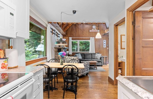 Jeffersonville Chalet De Esquí | Vintage- Forest retreat fireplace near outdoor fun