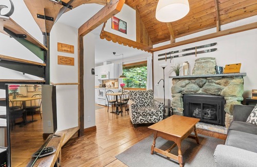 Jeffersonville Chalet De Esquí | Vintage- Forest retreat fireplace near outdoor fun