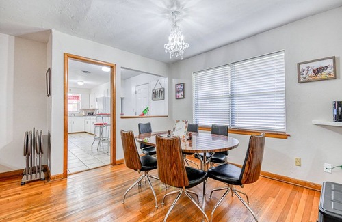 Norman Casa | Vintage home in heart of OU country--uniquely decorated OK themed home--ATT wifi