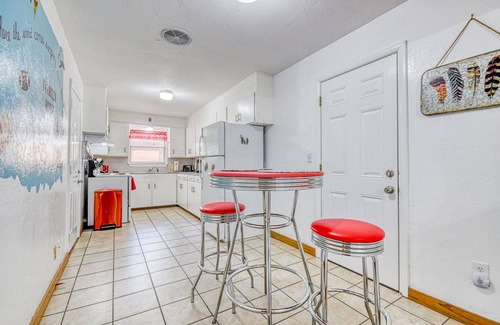 Norman Casa | Vintage home in heart of OU country--uniquely decorated OK themed home--ATT wifi