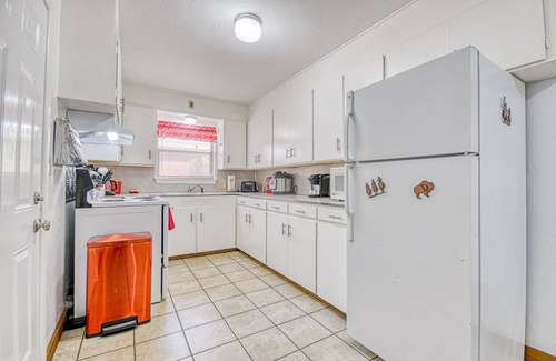 Norman Casa | Vintage home in heart of OU country--uniquely decorated OK themed home--ATT wifi