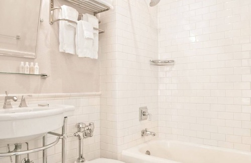 Goose Hollow Hotel | Vintage Hotel near Rose Garden, Forest Park, and Mansion! with Parking!