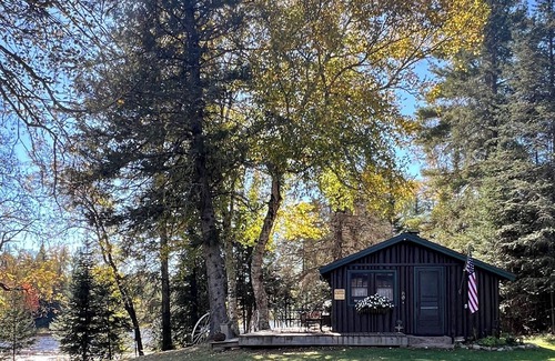 Winter Cabina | Vintage log cabin located in the Chequamegon National Forest on Blaisdell Lake.