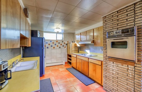 Bel Aire Casa | Vintage Luxury W/Spa, Huge Yard Near Red Rocks and City