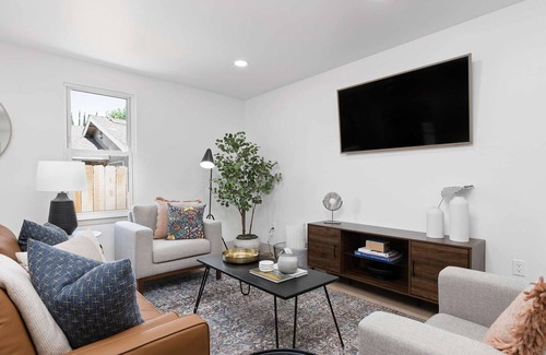 Exeter Casa | Vintage Modern Cottage in Downtown Exeter + Near Sequoia National Park