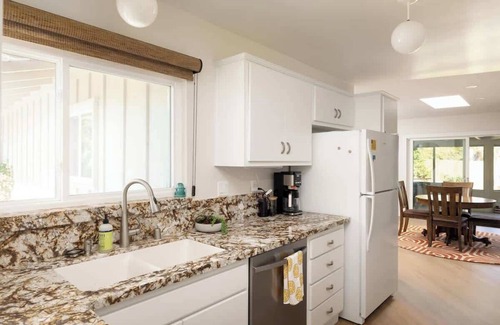 San Carlos Casa | Vintage Vibes|King Bed|Big Screen|Backyard & Bunks