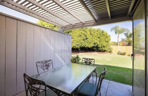 San Carlos Casa | Vintage Vibes|King Bed|Big Screen|Backyard & Bunks