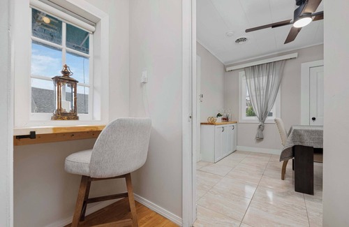 West Central Apartamento | Vintage West Central Apt | Walkable | Parking