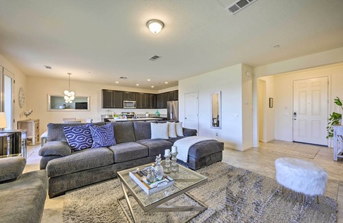 Visalia Casa | Visalia Home w/ Yard: 4 Mi to Downtown!