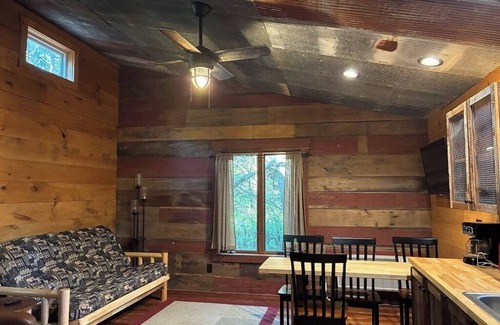 Pope County Cabina | Visit this rustic cabin snuggled deep in the heart of the Shawnee Forest