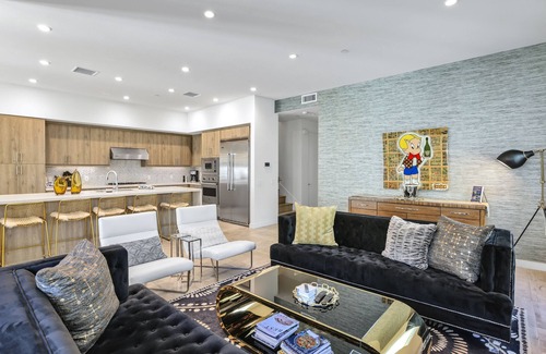 Historic Tennis Club Condominio | Vista Montaña - Beautiful downtown townhome!