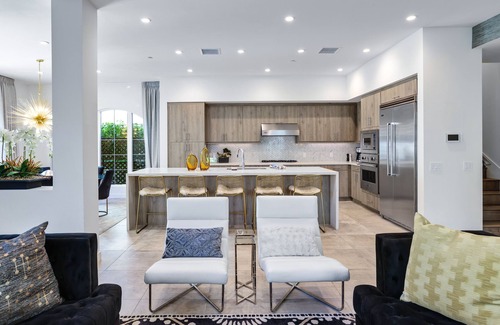 Historic Tennis Club Condominio | Vista Montaña - Beautiful downtown townhome!