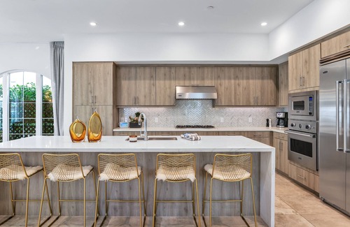 Historic Tennis Club Condominio | Vista Montaña - Beautiful downtown townhome!