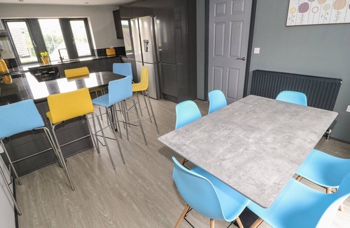 Meltham Casa | VISTA TASSO, pet friendly, with hot tub in Meltham