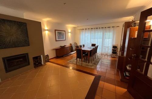 Cascais Casa | Vivenda espaçosa com jardim e churrasqueira