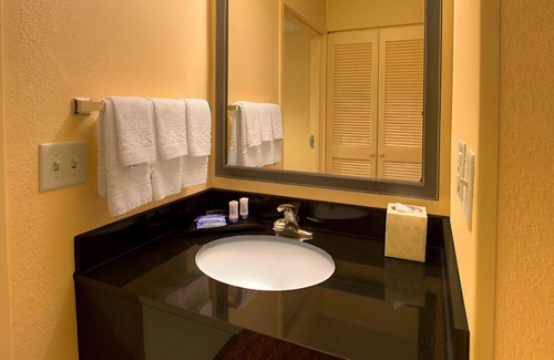 Germantown Casa | Vivid Suite for a Couple's Escape! Free Breakfast