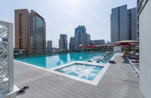 Madinat Zayed Apartamento | VOGUE MAG318 Business Bay - Downtown Dubai - walkable to Burj Khalifa and The Dubai Mall and Pool View with balcony