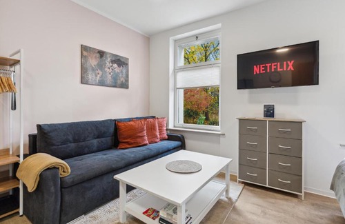 Eichwalde Apartamento | Vorstadtoase für 3 - Queensize-Bett, Schlafcouch, Parkplatz & Netflix - Nähe BER
