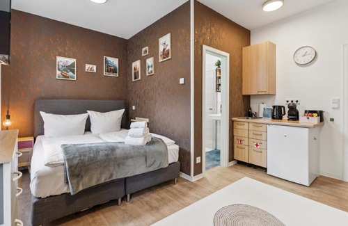 Eichwalde Apartamento | Vorstadtoase für 3 - Queensize-Bett, Schlafcouch, Parkplatz & Netflix - Nähe BER